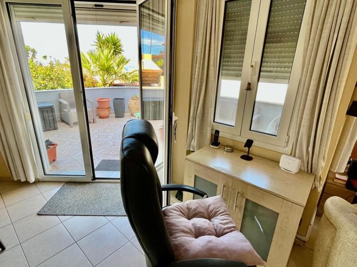 Image No.8-2 Bed House for sale