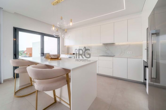 Image No.20-4 Bed Townhouse for sale