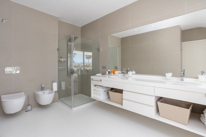 Image No.12-3 Bed Property for sale