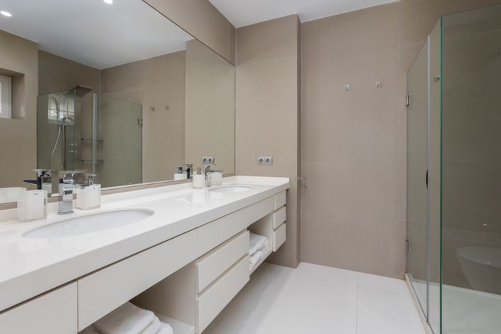 Image No.8-3 Bed Property for sale