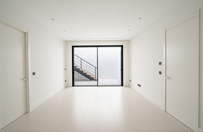 Image No.9-5 Bed Villa for sale