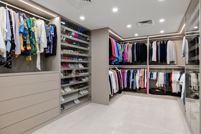 Image No.15-7 Bed Property for sale