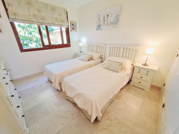 Image No.10-2 Bed Property for sale