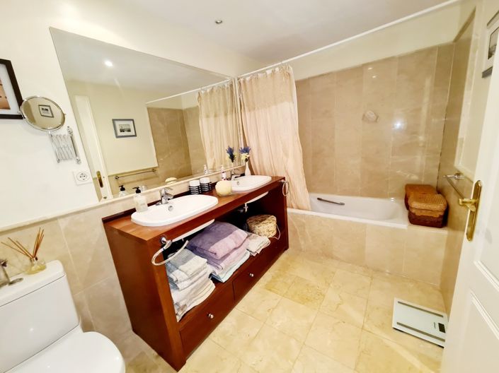 Image No.11-2 Bed Property for sale