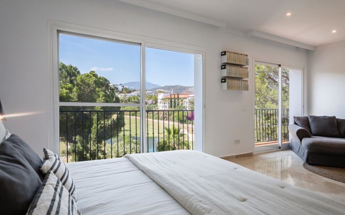 Image No.20-4 Bed Townhouse for sale