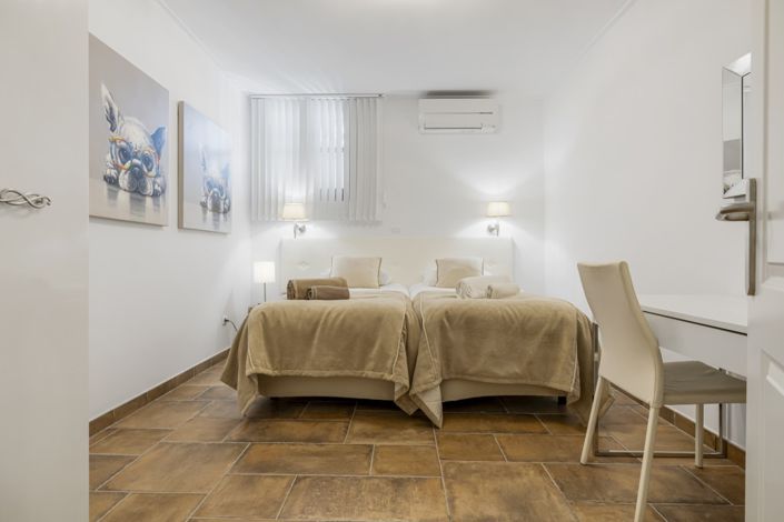 Image No.8-5 Bed Townhouse for sale