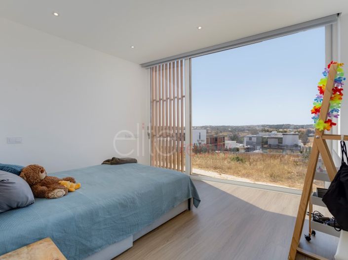 Image No.17-4 Bed House for sale