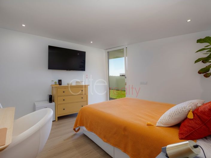 Image No.20-4 Bed House for sale