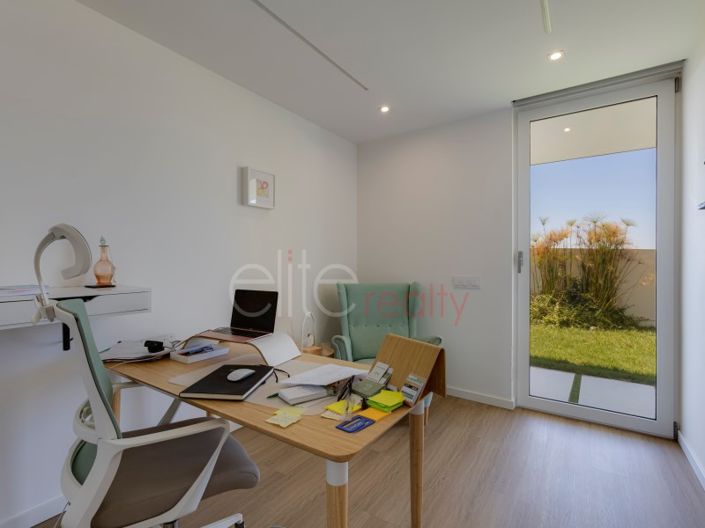 Image No.24-4 Bed House for sale