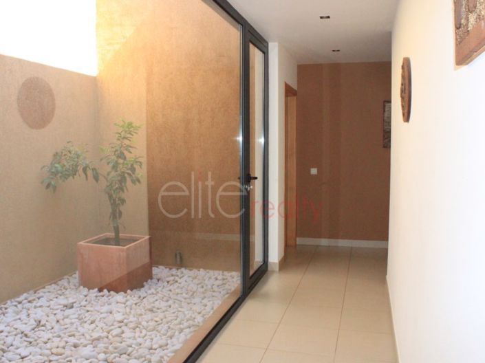 Image No.17-5 Bed House for sale