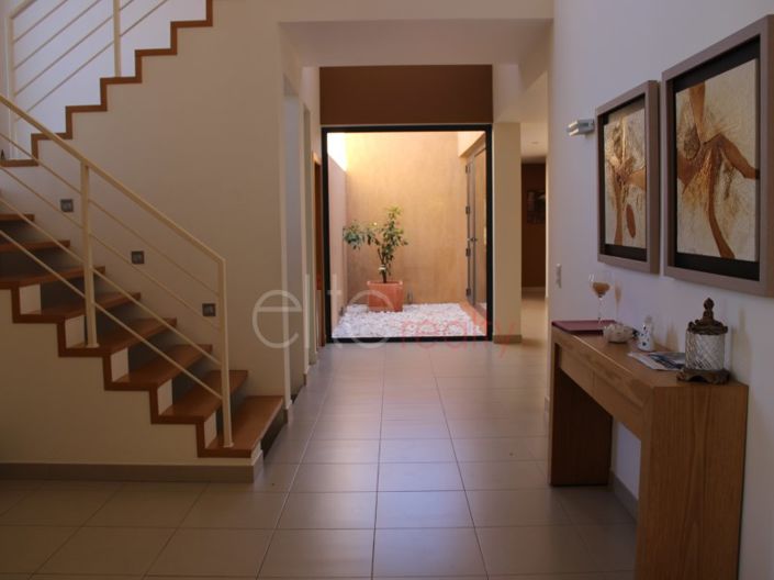 Image No.8-5 Bed House for sale