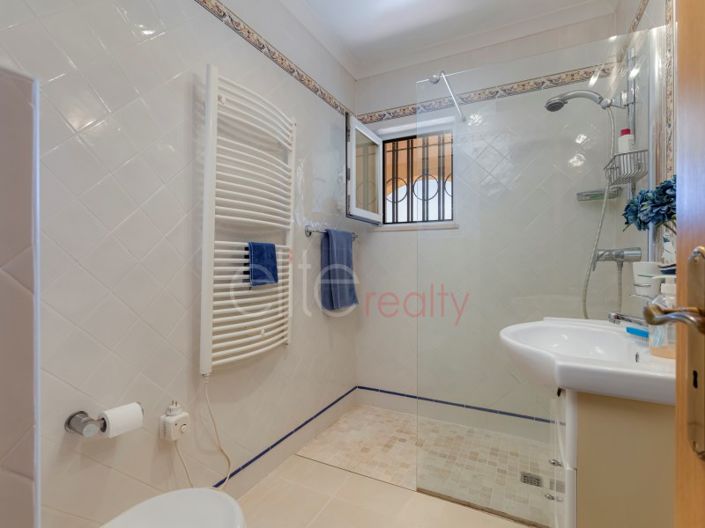 Image No.19-5 Bed House for sale