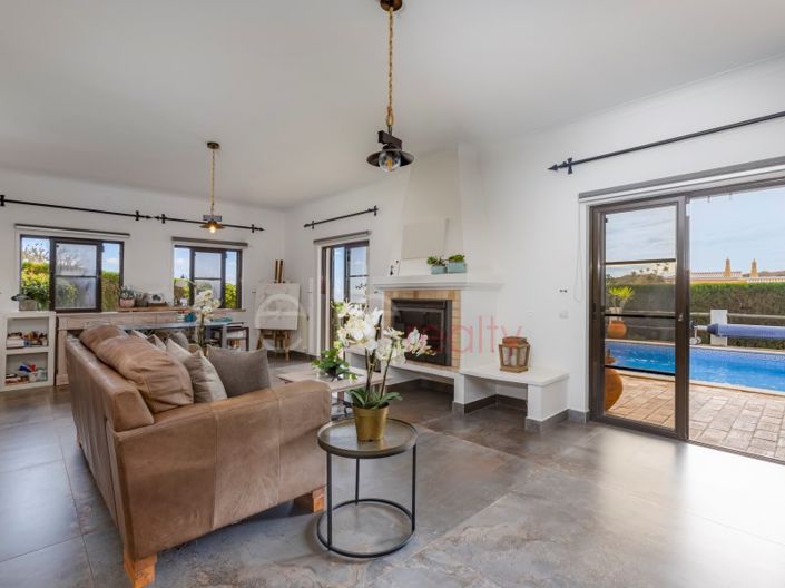 Image No.6-4 Bed House for sale