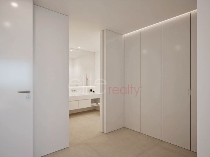 Image No.4-4 Bed House for sale