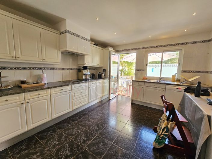 Image No.7-7 Bed House for sale