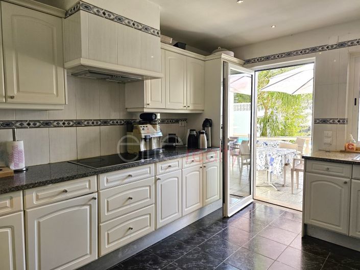 Image No.8-7 Bed House for sale