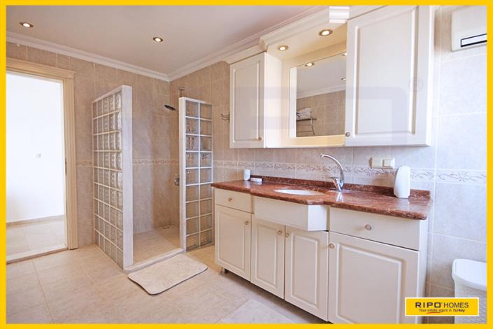 Image No.10-7 Bed Villa / Detached for sale