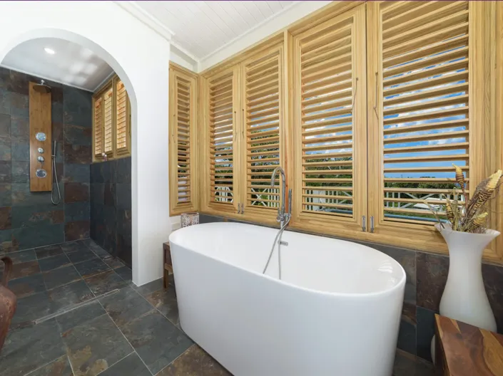 Image No.10-5 Bed Property for sale