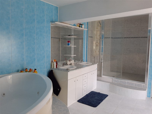 Image No.23-9 Bed Chateaux for sale