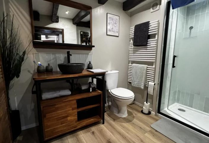 Image No.8-6 Bed House for sale