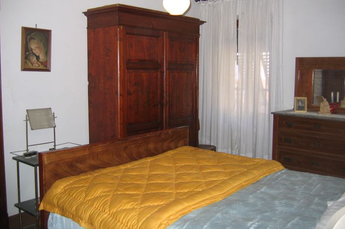 Image No.4-4 Bed Semi-Detached for sale