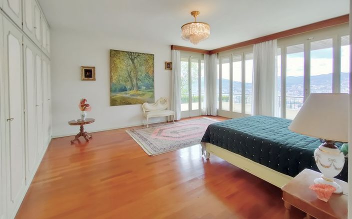 Image No.10-8 Bed Villa for sale