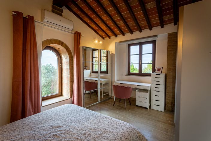 Image No.15-5 Bed Property for sale