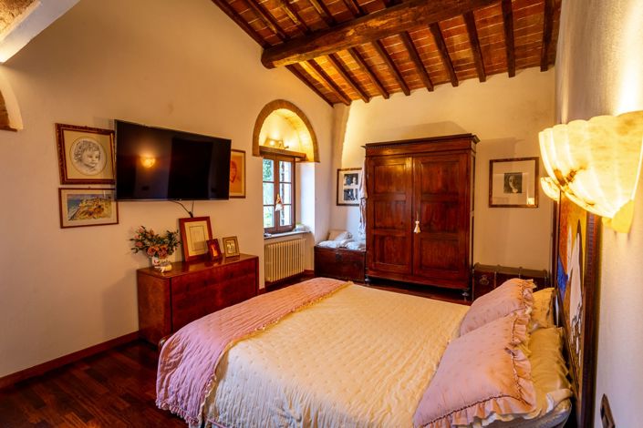 Image No.9-5 Bed Property for sale