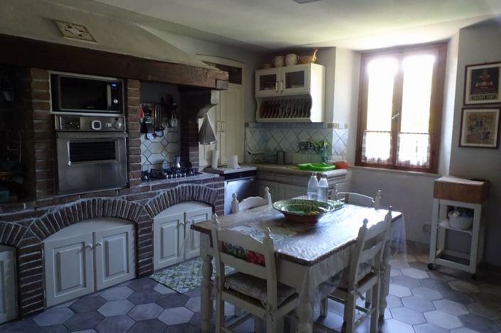 Image No.10-9 Bed Property for sale