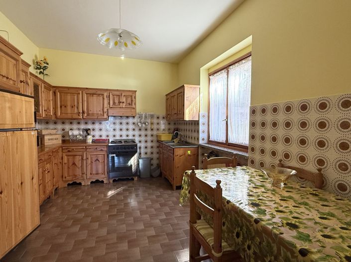 Image No.10-6 Bed Property for sale