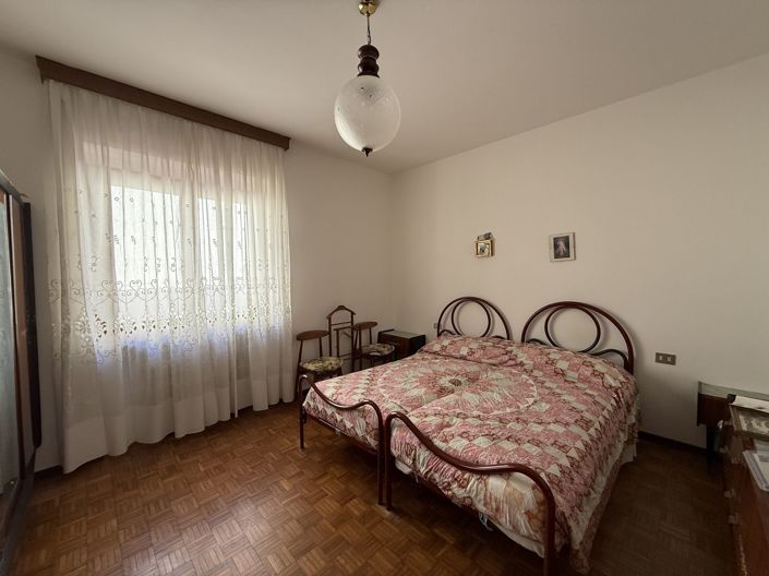 Image No.12-6 Bed Property for sale