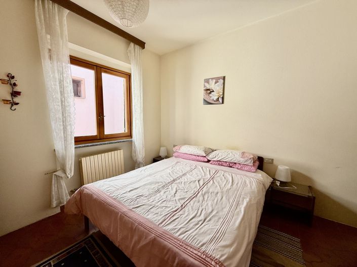 Image No.14-6 Bed Property for sale