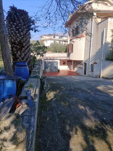 Image No.17-5 Bed Property for sale