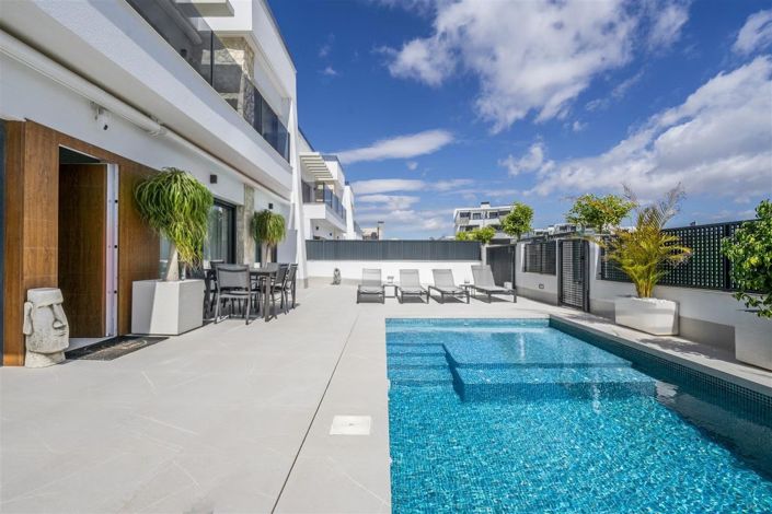 Image No.1-4 Bed Villa for sale