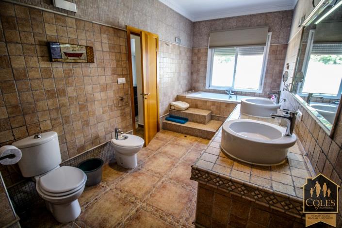 Image No.21-5 Bed Villa / Detached for sale