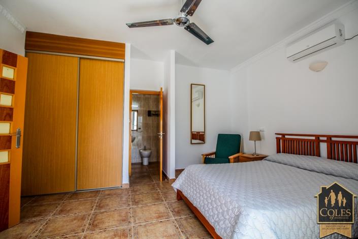 Image No.28-5 Bed Villa / Detached for sale