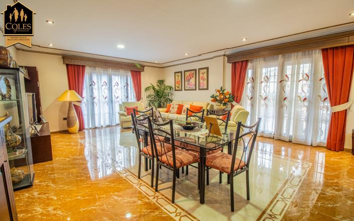 Image No.14-6 Bed Villa / Detached for sale