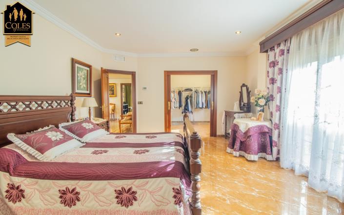 Image No.28-6 Bed Villa / Detached for sale