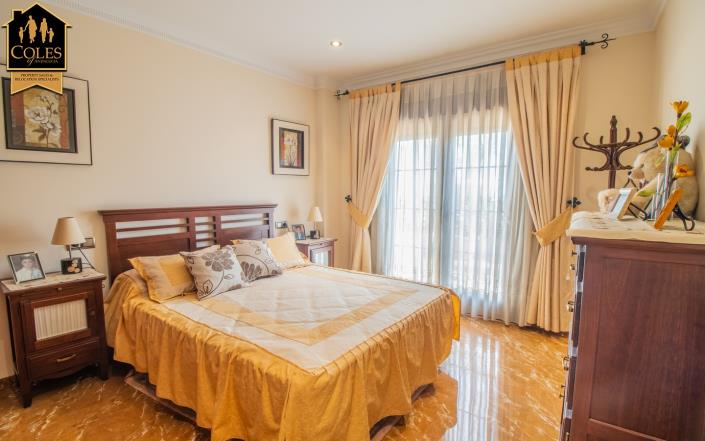 Image No.34-6 Bed Villa / Detached for sale