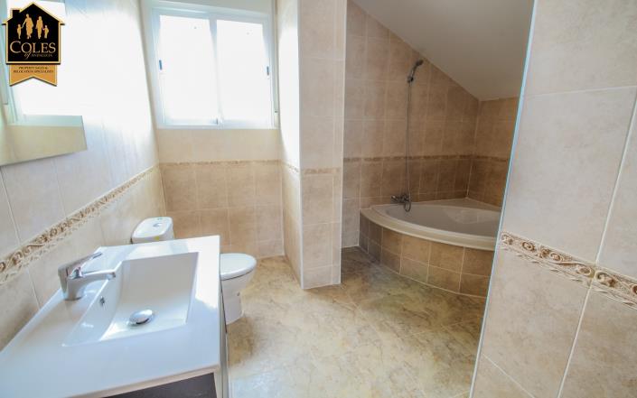 Image No.27-4 Bed Villa / Detached for sale