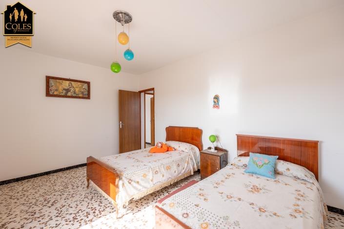 Image No.14-6 Bed Townhouse for sale