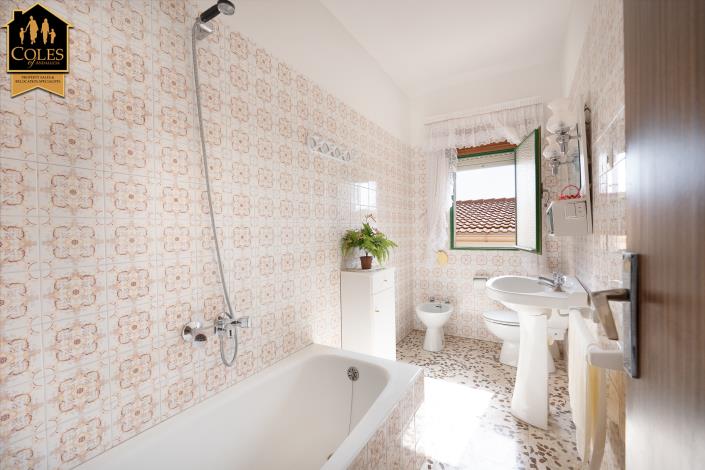 Image No.17-6 Bed Townhouse for sale