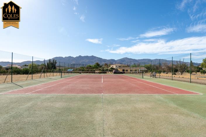 Image No.10-7 Bed Villa / Detached for sale