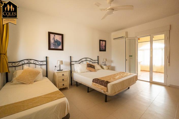 Image No.29-7 Bed Villa / Detached for sale