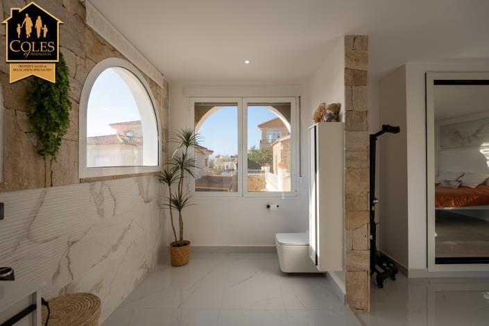 Image No.16-4 Bed Villa / Detached for sale