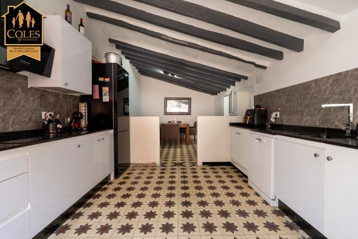 Image No.6-6 Bed Townhouse for sale