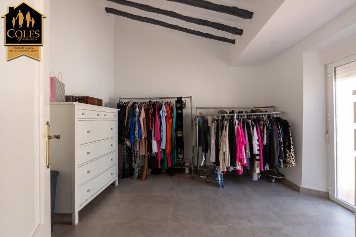 Image No.22-6 Bed Townhouse for sale