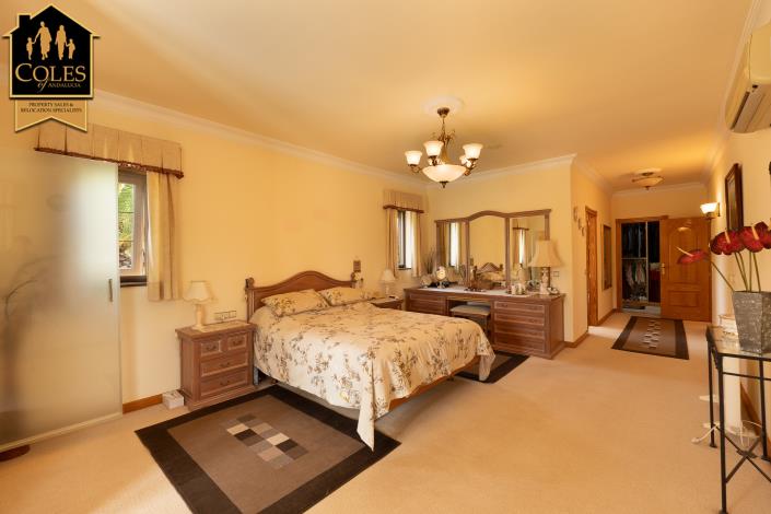 Image No.18-3 Bed Villa / Detached for sale