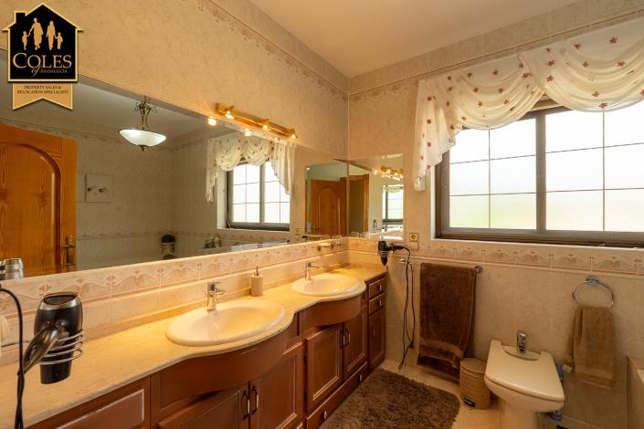 Image No.20-3 Bed Villa / Detached for sale