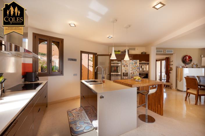 Image No.13-4 Bed Villa / Detached for sale